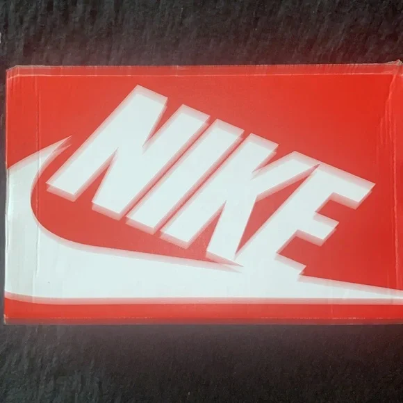 Nike Dunk Low Green Glow (women’s). Sz.9.5W. Original box. Used once/clean